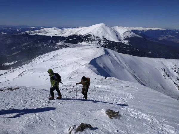 Dağlarda sırt çantalı bir çift yürüyüşçü. bir dağ konsepti