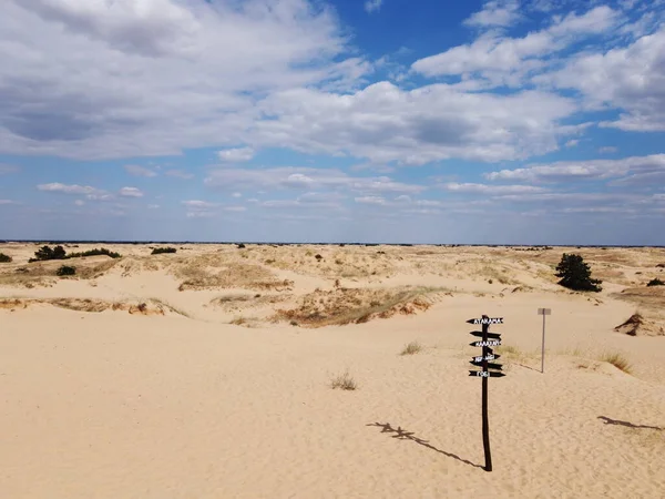 Beyaz kumlu kumsal ve arkasında mavi gökyüzü.