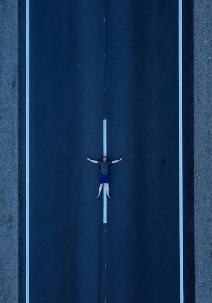 Bir adamın siyah beyaz fotoğrafı.