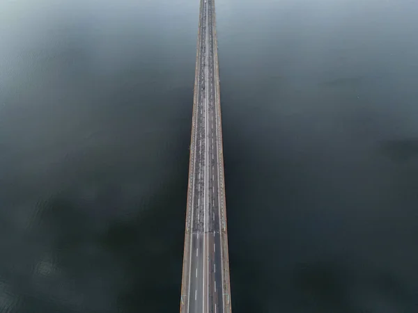 Ormandaki nehir manzarası