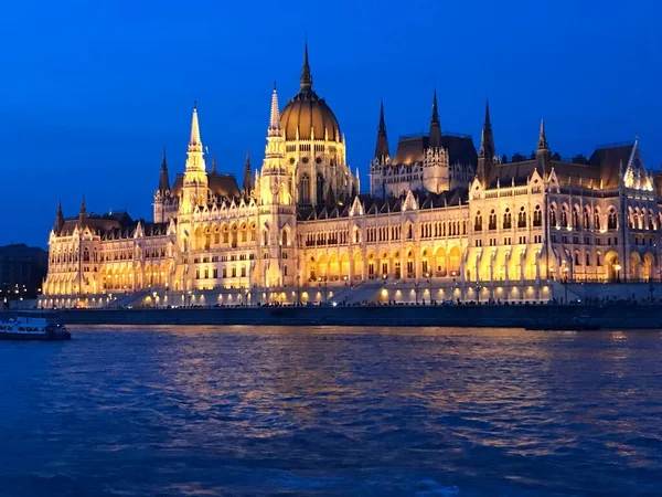 Günbatımında Tuna Nehri 'nin üzerinde, gece Budapeşte' de