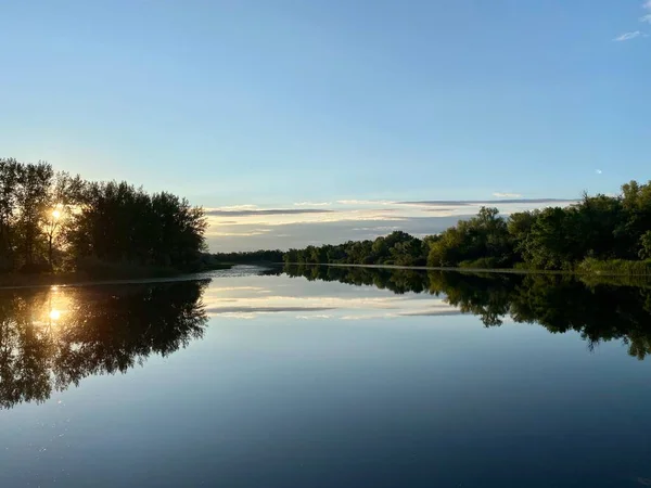 Gölde güzel bir gün batımı, ormanda.