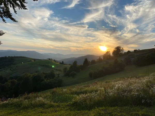 Gün batımında Karpatlar 'ın güzel manzarası