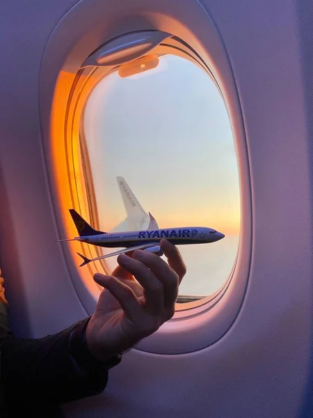 Eldeki uçağın penceresinden görüntüle