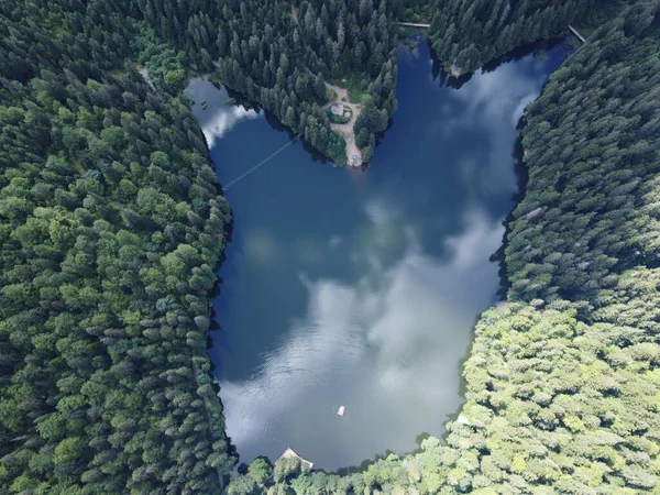 Göl ve dağların havadan görünüşü