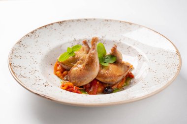 Restoranda beyaz tabakta sebzeli kızarmış tavuk, menü fotoğrafı.