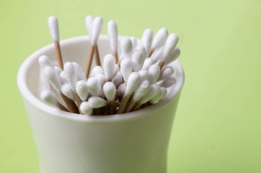 Pamuk ve bastondan düz pamuk tomurcukları, sıfır atık hijyen ürünleri çevre dostu kavramı