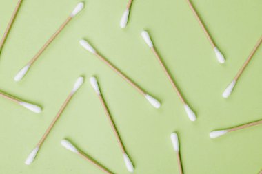 Pamuk ve bastondan düz pamuk tomurcukları, sıfır atık hijyen ürünleri çevre dostu kavramı