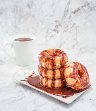 İlk plano de donuts de azucar baados con çikolata sobre una mesa  