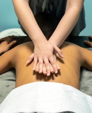 Mujer en clinica de tratamiento onbaşı y de Belza con manicura de uas, laser, maderoterapia, masajes, depilacion
