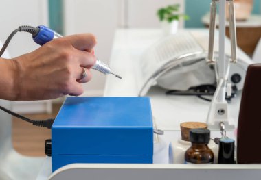 Mujer en clinica de tratamiento onbaşı y de Belza con manicura de uas, laser, maderoterapia, masajes, depilacion