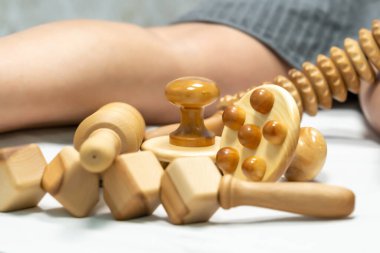 Mujer en clinica de tratamiento onbaşı y de Belza con manicura de uas, laser, maderoterapia, masajes, depilacion
