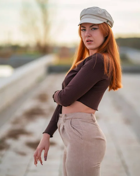 Mujer Joven Atractiva Posando Parque Aire Libre Consultando Hacindose Selfie — Stock fotografie