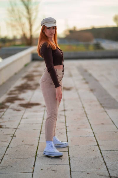 Mujer Joven Atrativa Posando Parque Aire Libre Consultando Hacindose Selfie — Fotografia de Stock