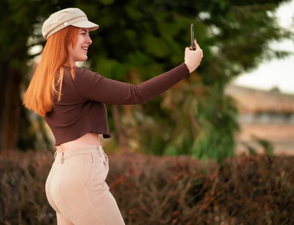 Mujer Joven Atractiva Posando Parque Aire Libre Consultando Hacindose Selfie — Stock Photo, Image