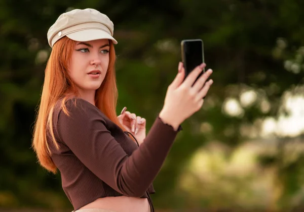 Mujer Joven Atractiva Posando Parque Aire Libre Consultando Hacindose Selfie — Stock fotografie