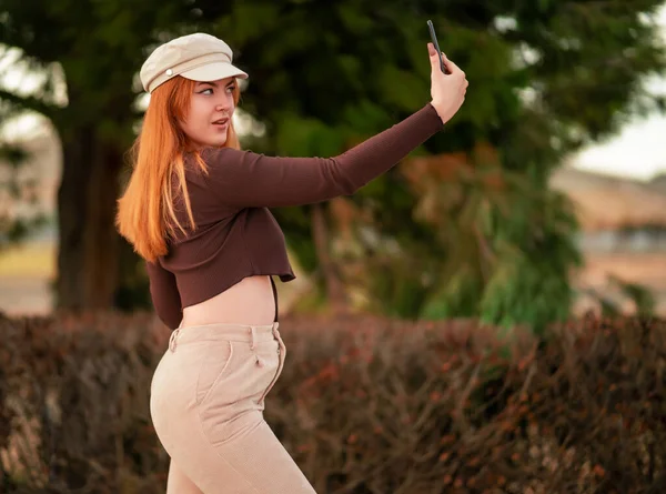 Mujer Joven Atrativa Posando Parque Aire Libre Consultando Hacindose Selfie — Fotografia de Stock