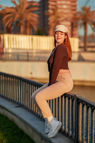 Mujer Joven Atrativa Posando Parque Aire Libre Consultando Hacindose Selfie — Fotografia de Stock