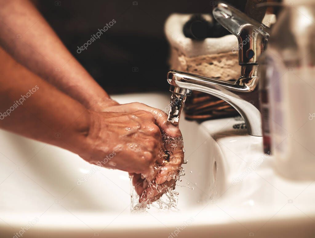 persona lavndose las manos con agua y jabn antes de comer