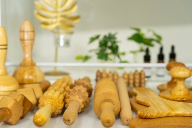 utensilios de madera para masaje en clinica de belleza clipart