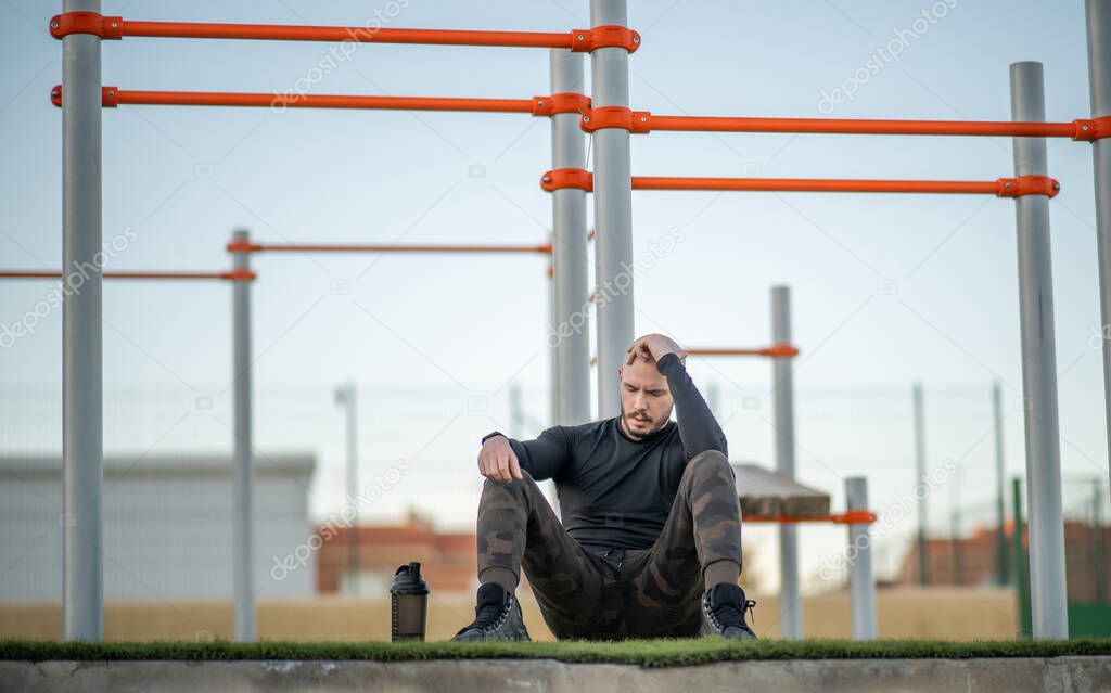 hombre joven y atractivo haciendo deporte en las barras en un parque al aire libre