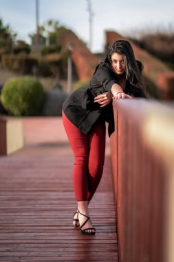Mujer joven y atractiva posando en un parque al aire libre, pasandoselo bien una sesion de fotos