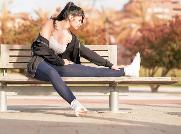 Mujer Joven Atractiva Consultando Mvil Parque Mientras Hace Yoga Deporte — Φωτογραφία Αρχείου