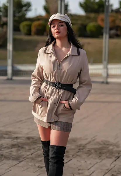 Mujer Joven Atractiva Posando Parque Aire Libre Pasandoselo Bien Una — Foto Stock