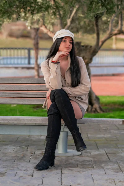 Mujer Joven Atractiva Posando Parque Aire Libre Pasandoselo Bien Una — Stock fotografie