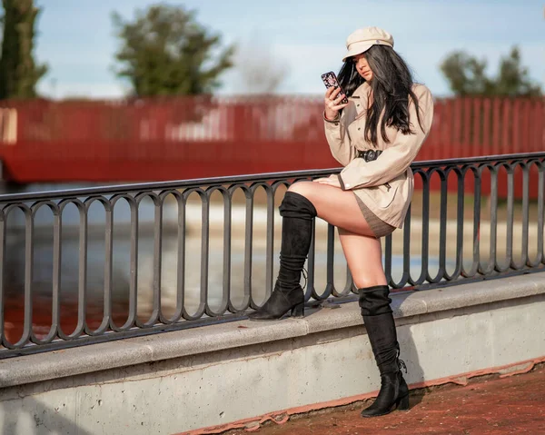 Mujer Joven Atractiva Posando Parque Aire Libre Pasandoselo Bien Una — Stock fotografie