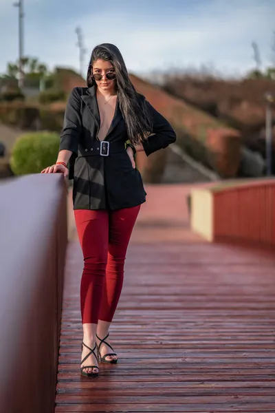 Mujer Joven Atractiva Posando Parque Aire Libre Pasandoselo Bien Una — Φωτογραφία Αρχείου