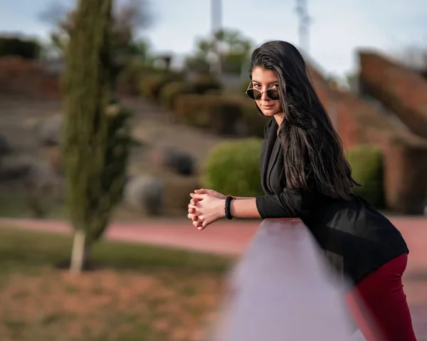 Mujer Joven Atractiva Posando Parque Aire Libre Pasandoselo Bien Una — Foto Stock