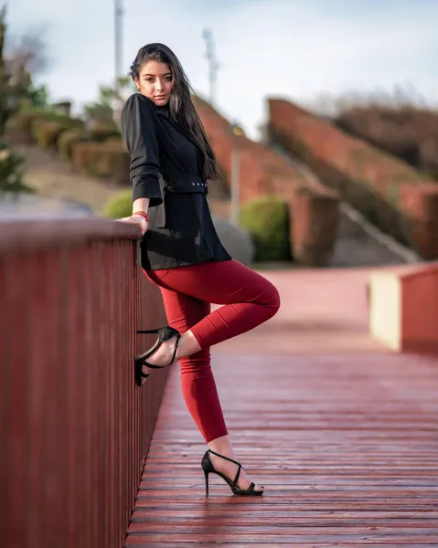 Mujer Joven Atractiva Posando Parque Aire Libre Pasandoselo Bien Una — Stock fotografie
