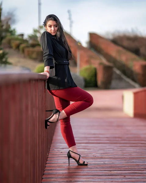 Mujer Joven Atrativa Posando Parque Aire Libre Pasandoselo Bien Una — Fotografia de Stock