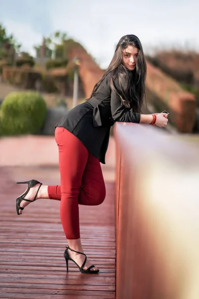 Mujer Joven Atractiva Posando Parque Aire Libre Pasandoselo Bien Una — Stock fotografie