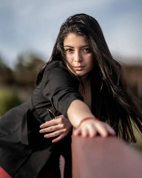 Mujer Joven Atractiva Posando Parque Aire Libre Pasandoselo Bien Una — Foto Stock