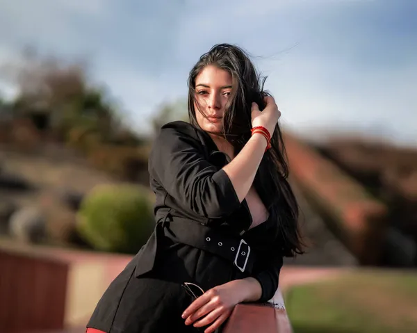 Mujer Joven Atractiva Posando Parque Aire Libre Pasandoselo Bien Una — Foto Stock