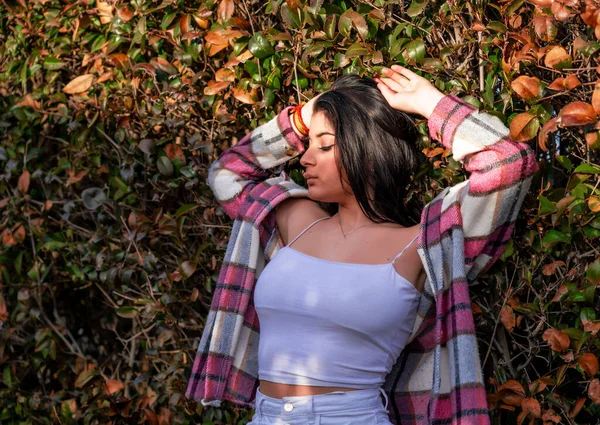 Mujer Joven Atractiva Posando Parque Aire Libre Pasandoselo Bien Una — Stock Photo, Image