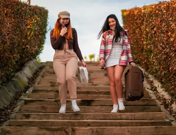 Pareja Mujeres Jvenes Pasndoselo Bien Parque Aire Libre Hacindose Fotos — Foto de Stock