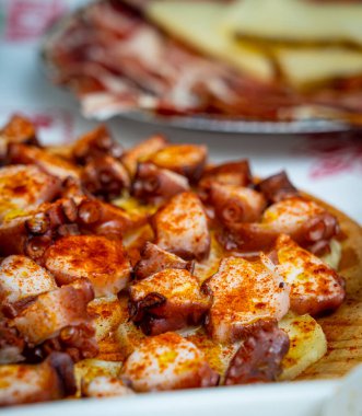 Doğum günleri, yıldönümleri, deniz ürünleri, sosisler, balıklar gibi büyük kutlamalar için tabaklar dolusu yemek. Akdeniz diyeti