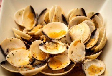 Doğum günleri, yıldönümleri, deniz ürünleri, sosisler, balıklar gibi büyük kutlamalar için tabaklar dolusu yemek. Akdeniz diyeti