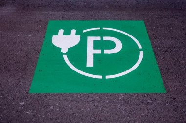 Elektrikli arabaları şarj etmek için logolu park yeri