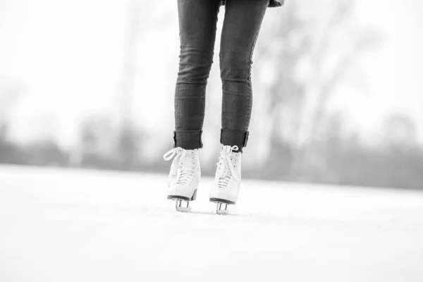 Patinação no gelo em uma lagoa congelada no inverno — Fotografia de Stock