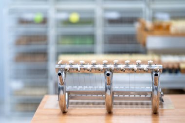 Atölyede el yapımı sabun dilimlemek için bir aygıt