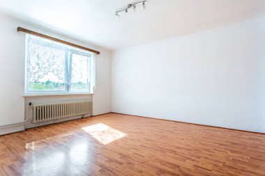 Paneldeki penceresi ve zemini boş bir oda