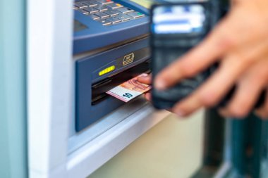 Şehir sokağındaki ATM 'den para çekmek