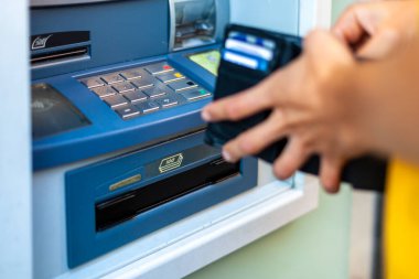 Şehir sokağındaki ATM 'den para çekmek
