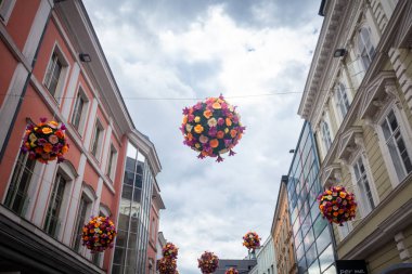 Almanya - 25.6.2021: Alman Bavyera 'da şehir caddesi