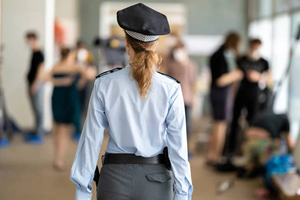 在公众活动中穿着制服执勤的女警官 — 图库照片