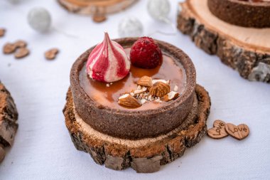 Ahududu ve fındıklı karamel tartı.